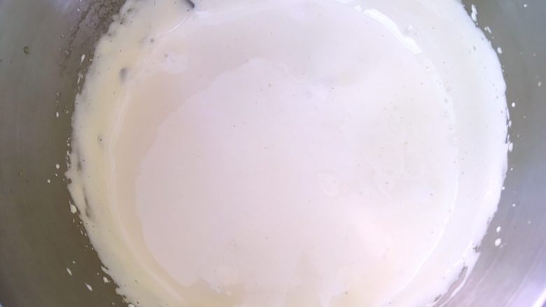 虎皮蛋糕卷,电动打蛋器打至砂糖融化，蛋黄液颜色变浅，液体呈浓稠状态