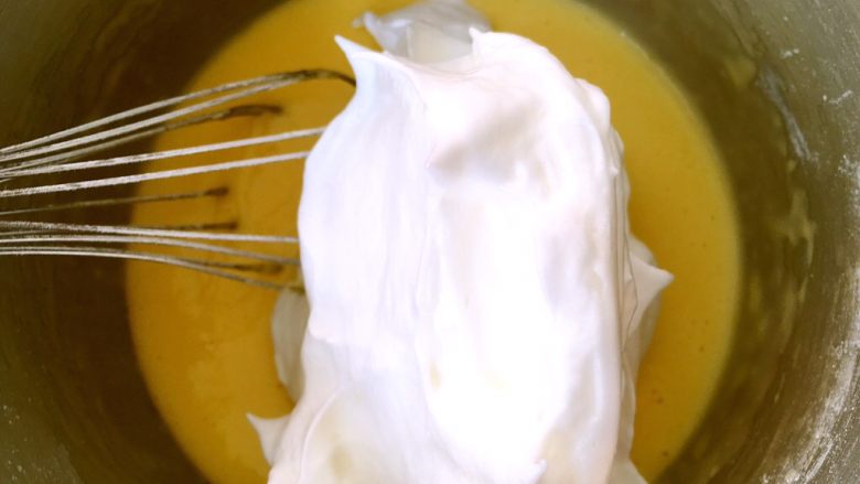 虎皮蛋糕卷,将打发好的蛋白分次加入蛋黄糊中翻拌均匀