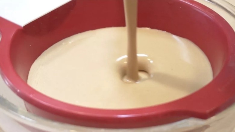 摩卡咖啡千层蛋糕,面糊过滤2-3次，得到细腻顺滑的面糊。