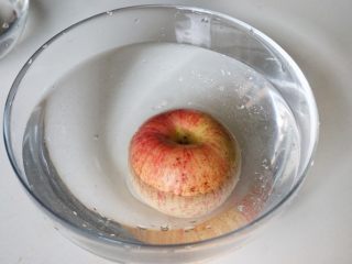 椰浆果泥坚果杯,苹果洗干净，继续用加了苏打粉的清水浸泡一会儿，祛除残余农药。