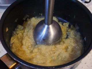 椰浆果泥坚果杯,苹果煮到软烂了，就用料理棒打成泥。