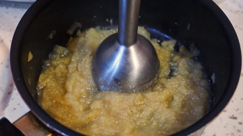 椰浆果泥坚果杯,苹果煮到软烂了，就用料理棒打成泥。