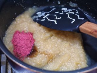 椰浆果泥坚果杯,加入树莓粉，香草精搅拌均匀，苹果泥就完成了。
