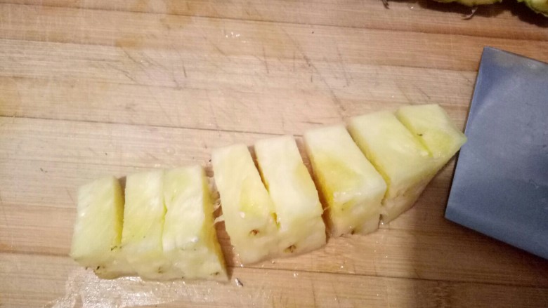 菠萝糖水,切成小块