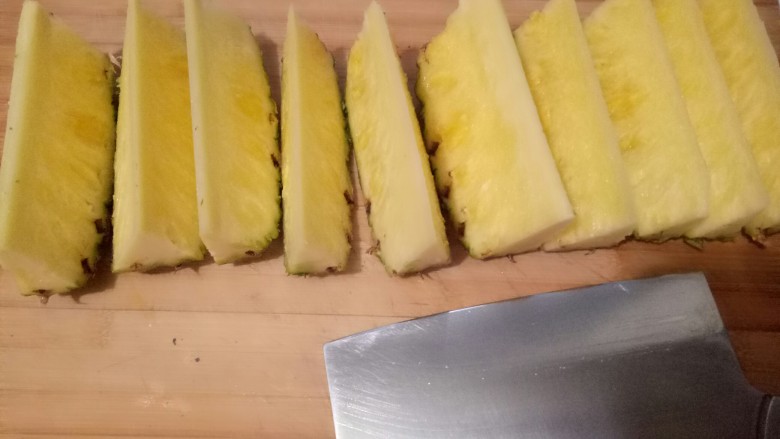 菠萝糖水,像切西瓜一样，切成小块。