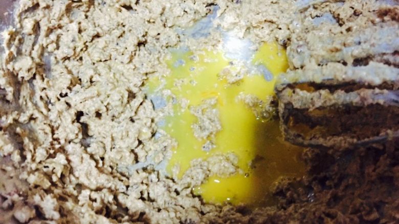 椰香朗姆葡萄蛋糕,第二次加入鸡蛋时，必须在第一次蛋液和黄油彻底融合以后才能加入