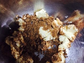 椰香朗姆葡萄蛋糕,黄油软化后加入红糖