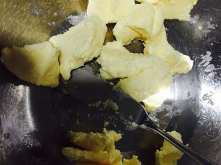 椰香朗姆葡萄蛋糕,黄油提前从冰箱里拿出来软化