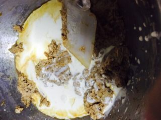 椰香朗姆葡萄蛋糕,倒入动物性淡奶油，此时可以不必搅拌