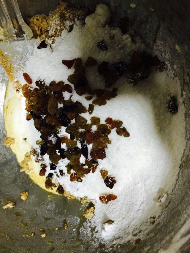 椰香朗姆葡萄蛋糕,加入椰蓉以及用朗姆酒浸泡后滤干的葡萄干
