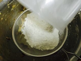 椰香朗姆葡萄蛋糕,面粉和泡打粉混合筛入黄油混合物里