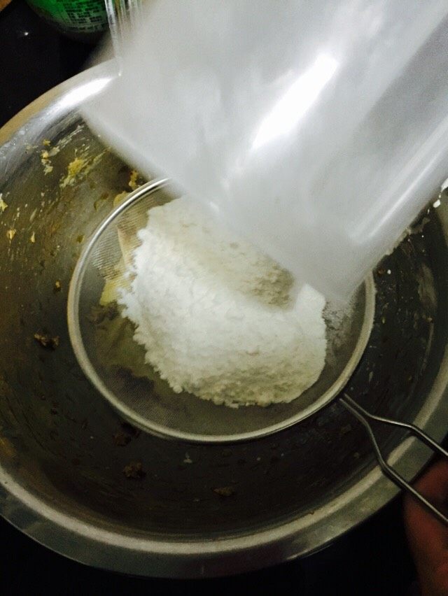 椰香朗姆葡萄蛋糕,面粉和泡打粉混合筛入黄油混合物里