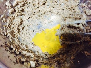 椰香朗姆葡萄蛋糕,把鸡蛋打散，分2次加入鸡蛋并搅打均匀