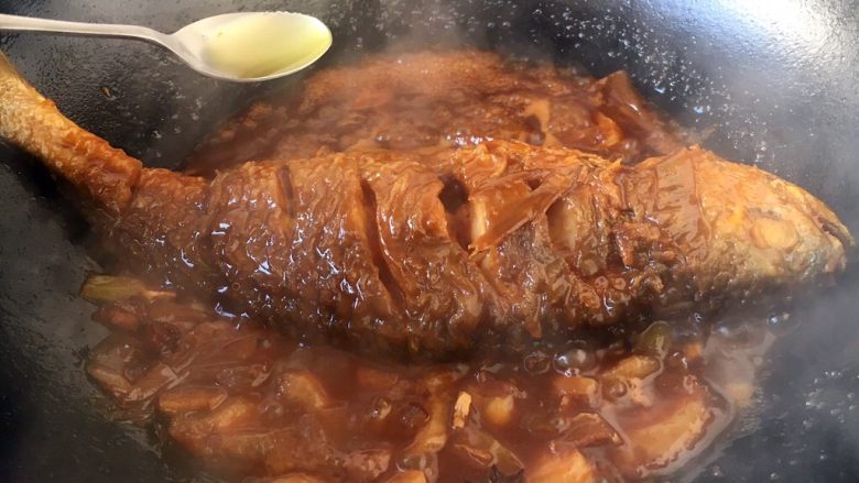 做年货 秘制红烧大黄鱼,淋入1小勺的花椒油即可。

