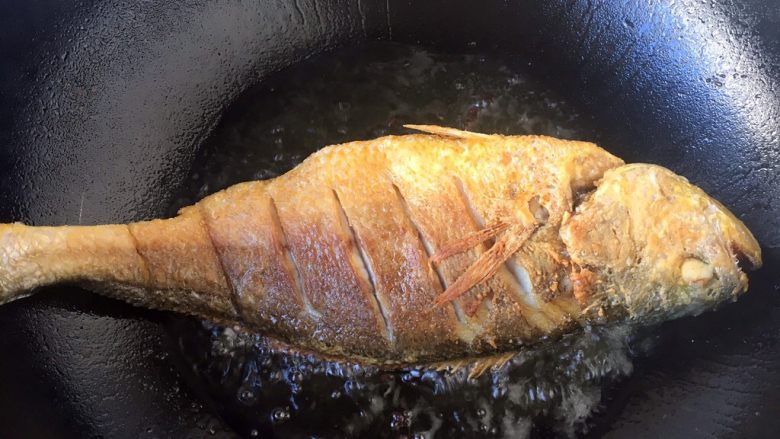 做年货 秘制红烧大黄鱼,把鱼的两面都煎成金黄色。