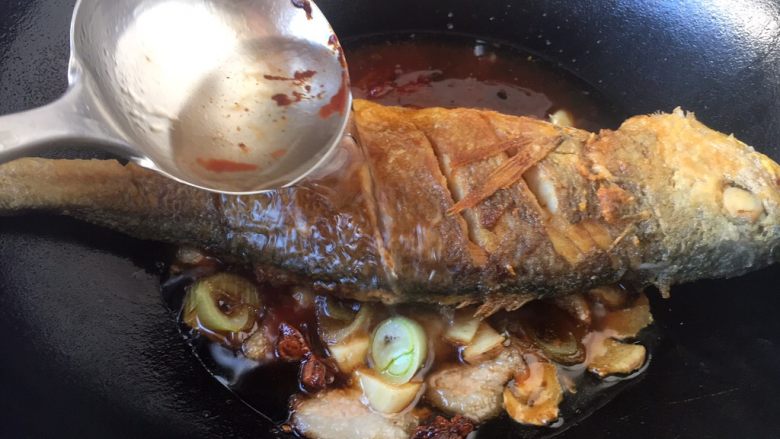 做年货 秘制红烧大黄鱼,放入与食材齐平的水。