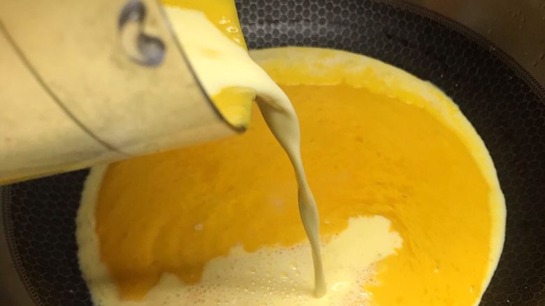 奶油南瓜汤🎃,将240 mL纯牛奶倒入食物搅拌器，溶解挂壁的南瓜、纯牛奶和淡奶油糊，再一起倒入锅内。