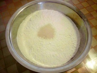 枣花馍,面粉里倒入发酵粉搅拌均匀