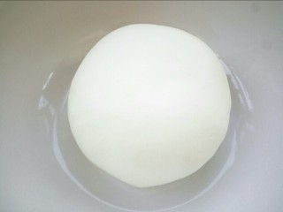 枣花馍,揉成光滑的面团，盖保鲜膜发酵 