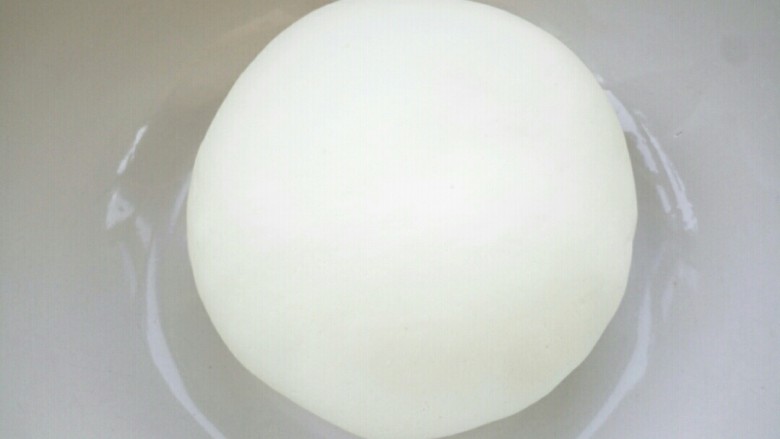 枣花馍,揉成光滑的面团，盖保鲜膜发酵 