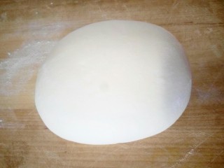 枣花馍,案板上撒干面粉，把发酵好的面团放案板上揉匀排气，一定要多揉会儿