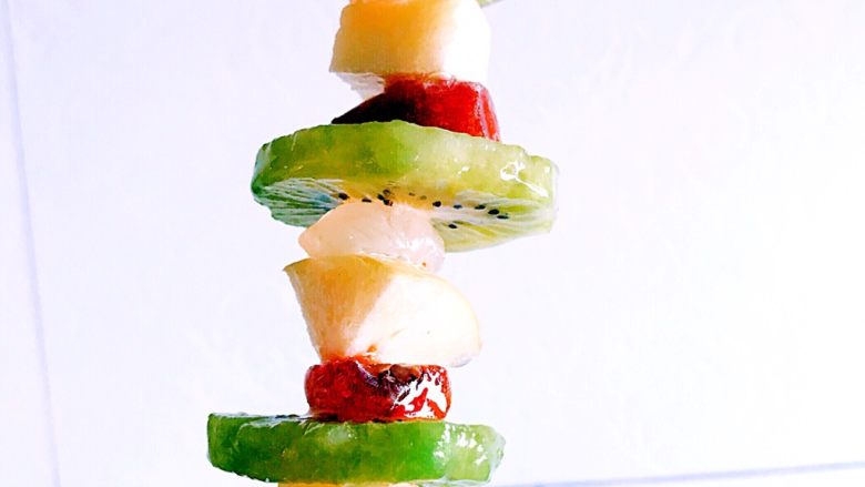 冰糖葫芦,蘸好了冰糖糖稀的水果块和柿子块，晾干后就成为糖葫芦啦。用保鲜膜包裹后在4度冰箱内冷藏，冷藏后糖稀迅速风干，口感很是冰。