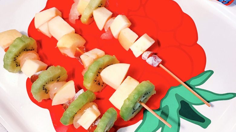 冰糖葫芦,取竹签，将水果块和柿子块分别串上串。串的顺序可以随心搭配。