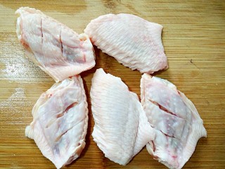 柠香鸡翅（无油版）,鸡翅中洗净，在内侧打花刀（切到骨），这样外侧完整，颜值高。