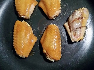柠香鸡翅（无油版）,煎到鸡翅一面变色后，翻面煎另一面。