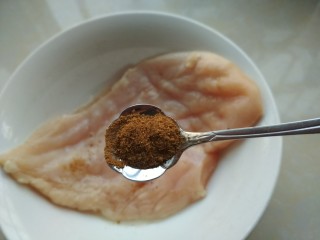 蜂蜜玫瑰鸡胸三明治,鸡胸放入碗中，加入适量胡椒粉
