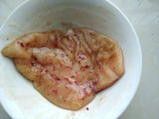 蜂蜜玫瑰鸡胸三明治,最后还要撒入一些玫瑰花瓣，可以碾碎之后再加进去。