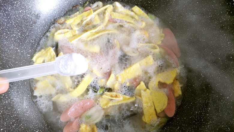 健康年菜之上汤菠菜,加入盐进行调味