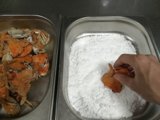 香辣蟹煲仔,提起蟹脚，，，把斩开的那部分沾上生粉