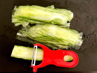 减肥菜品  老醋蛰头,用削皮刀把黄瓜消成长片