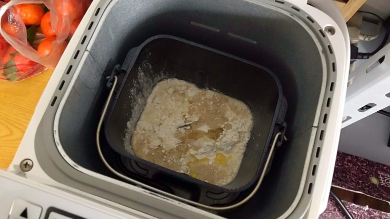 白贝壳黑珍珠（一次发酵）,面包桶放入面包机，选择揉面功能，15分钟