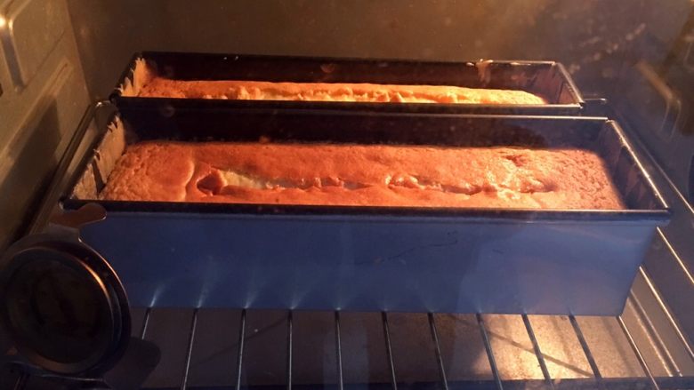 咖啡酒磅蛋糕,烤箱事先预热，烤箱温度180度，时间45分钟烤制。