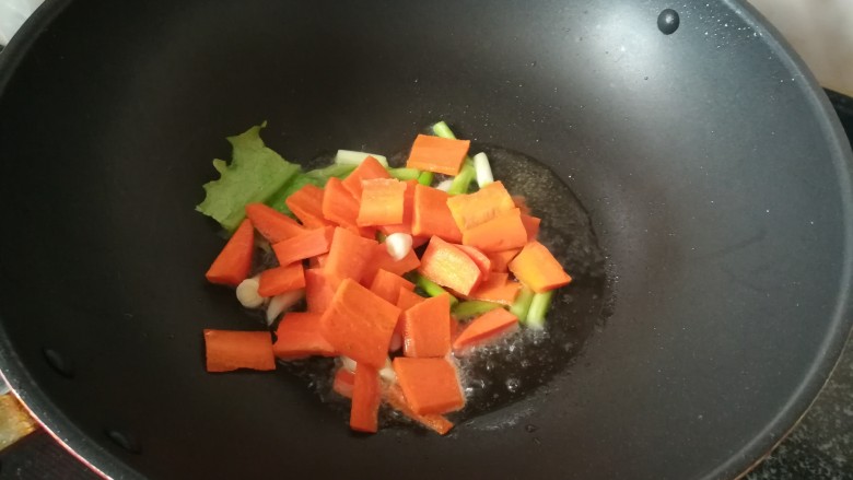 爽脆可口的炒剑菜,加入胡萝卜煸炒