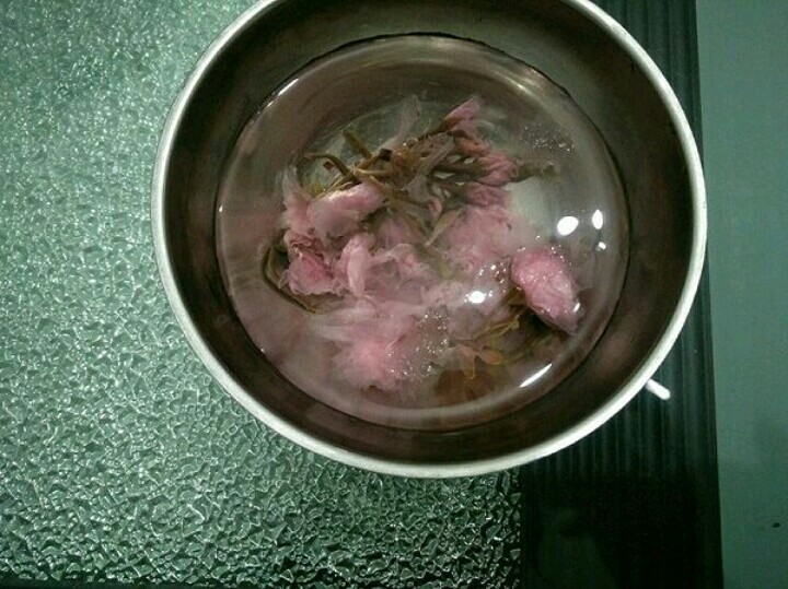 奥利奥樱花芝士蛋糕,樱花用水浸泡至开。