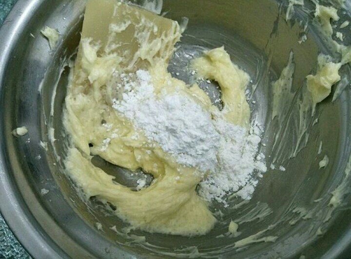 奥利奥樱花芝士蛋糕,加入玉米淀粉拌均匀