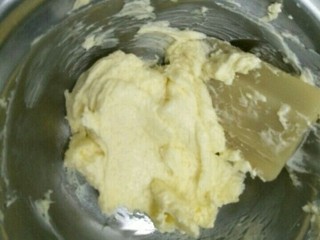 奥利奥樱花芝士蛋糕,在软化的黄油和芝士中放入白糖用电动打蛋器搅拌均匀。