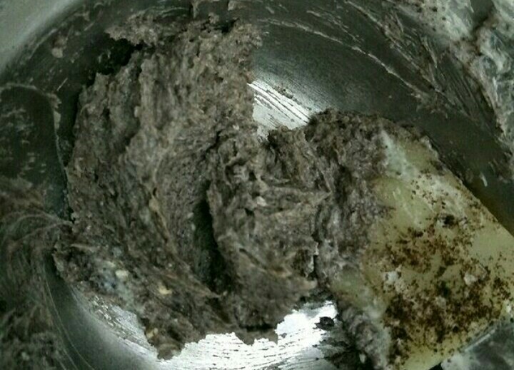 奥利奥樱花芝士蛋糕,放入30克的奥利奥碎搅拌均匀，余下的奥利奥碎留着待用。