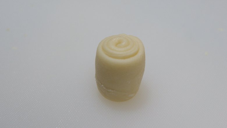 莲蓉蛋黄酥（不用醒面，不用揉出膜）,卷起来盖上保鲜膜备用。