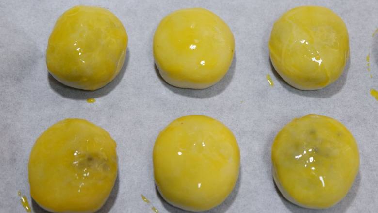 莲蓉蛋黄酥（不用醒面，不用揉出膜）,表面刷两遍蛋黄液，撒上少许黑（白）芝麻。