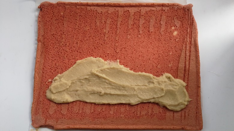 红丝绒手绘蛋糕卷,反转蛋糕，有图案的一面朝下，抹上栗子酱