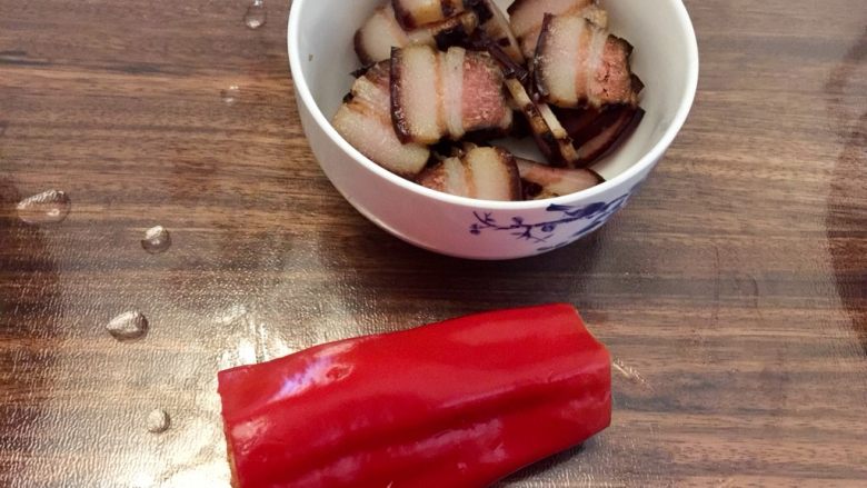小清新&烟火气➕荷兰豆清炒酱油肉,红椒一颗，去蒂去尾部去籽