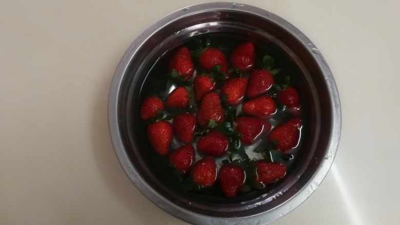 草莓慕斯蛋糕,烤蛋糕时候，开始准备工作，草莓用淡盐水浸泡10分钟