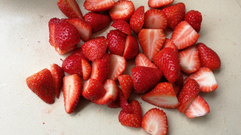 草莓慕斯蛋糕,洗净后去蒂切小块