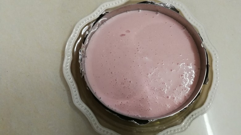 草莓慕斯蛋糕,倒入草莓慕斯液，放入冰箱冷冻室冻至半凝固状态，我用了15分钟左右的时间，如果冷藏室，时间上比较长
