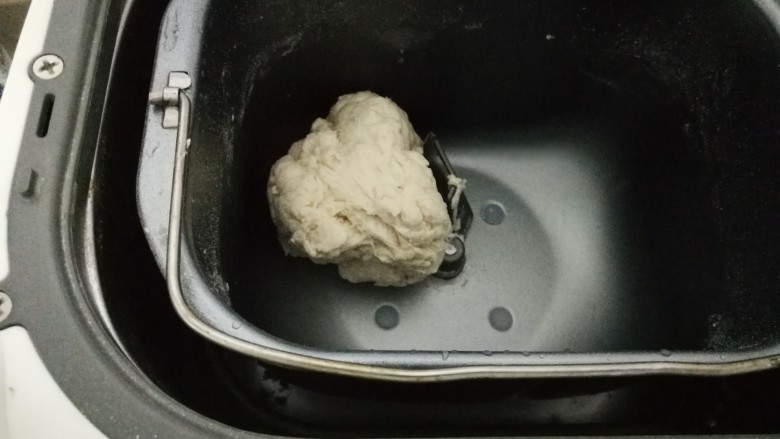 白玉翡翠包子(香菇牛肉包),启动面包机开始和面，和成一个软硬适中光滑的成团