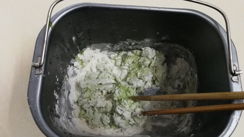 白玉翡翠包子(香菇牛肉包),做绿色面团：面粉放入面包机，加入糖，酵母粉，加入适量菠菜水，用筷子拌成棉絮状